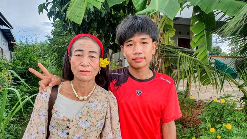 O thailandeză s-a logodit cu un adolescent cu 37 de ani mai tânăr decât ea. A fost ca un supererou pentru mine