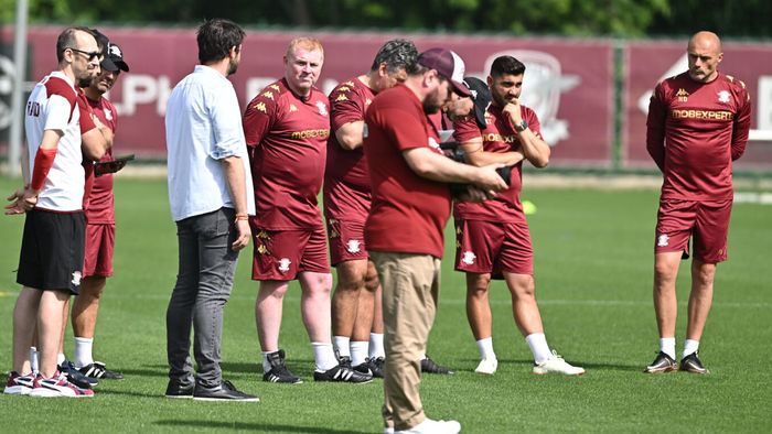 Continuă „curățenia” în lotul Rapidului, la ordinul lui Neil Lennon: mijlocașul s-a despărțit de giuleșteni!