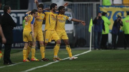 Doi dintre jucătorii care au făcut posibil miracolul Petrolul, pe lista Rapidului!** Hamutovski și-a prelungit contractul cu "lupii galbeni"