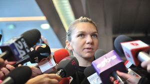 GALERIE FOTO | Simona Halep trăiește pe picior "mare", lucru dovedit și de perechea de sneakers purtată de fostul lider mondial la plecarea la Madrid. Cât costă încălțămintea tenismenei