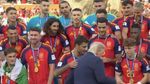 Ce scenă: nu a reușit să îl dea pe Donald Trump jos de pe scenă, la festivitatea de premiere a CM! Cum au reacționat campionii mondiali