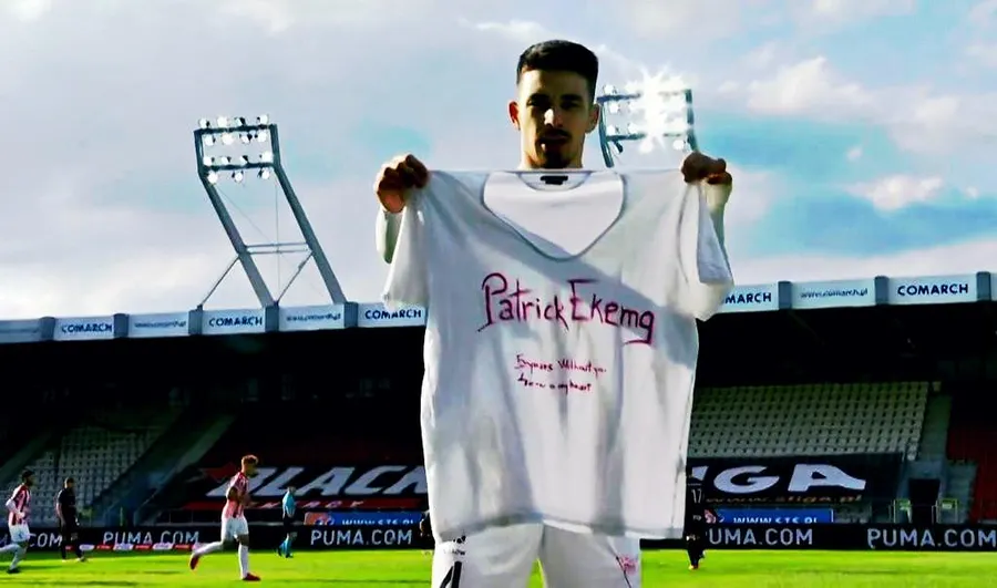 Imediat după gol, Hanca a arătat camerelor TV un tricou dedicat lui Ekeng