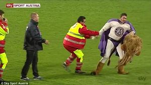 Rupt de beat! Mascota Austriei Viena s-a făcut de râs la ultimul meci. Cum a apărut "Super Leo" pe teren | VIDEO