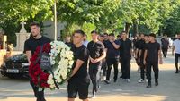 Fotbaliștii lui Dinamo, în frunte cu căpitanul Cîrjan și antrenorul Nuno Campos, la priveghiul maseurului Constantin Covaciu. Imagini emoționante