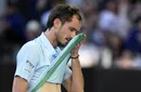 Rusul Daniil Medvedev a spart camera de la fileu cu racheta! Gestul de furie, nemaivăzut pe un teren de tenis, i-a uluit pe fanii de la Australian Open