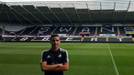 ULTIMA ORĂ‚ | Încă un român a semnat cu o echipă din Premier League. Cine este jucătorul care a fost transferat de Swansea