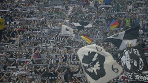 Fanii "Șepcilor roșii" au făcut atmosferă pe Cluj Arena în partida din Cupa României cu Dinamo. Mesajele celor două galerii cu ocazia Zilei Naționale a României | FOTO