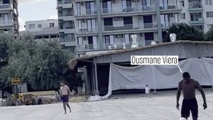 Ce mai face Ousmane Viera, după ce a rămas liber de contract. Fundașul, surprins la plajă în Mamaia | FOTO & VIDEO EXCLUSIV