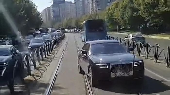 Rolls-Royce-ul lui Gigi Becali face legea pe șinele de tramvai din București! Cum a fost surprins bolidul miliardarului în timp ce face manevre ilegale | VIDEO