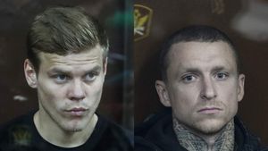 Traumatizant! FOTO | Kokorin și Mamaev, închiși în cuști de sticlă și păziți cu armele înainte să fie trimiși la închisoare. Vestea teribilă primită azi, deși l-au implorat pe judecător: "Sunt gata să-mi predau pașaportul"
