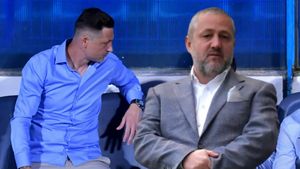 Mirel Rădoi vrea să îi dea lovitura lui Mihai Rotaru! Război cu fostul patron pentru Alex Cicâldău: Universitatea Craiova încearcă transferul verii, așa cum a anunțat ProSport în exclusivitate!