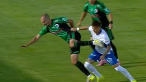 Ce a spus fotbalistul Corvinului care a luat cartonaș roșu pentru un gest inconștient în meciul cu Farul! „Nu am văzut că era în spate”
