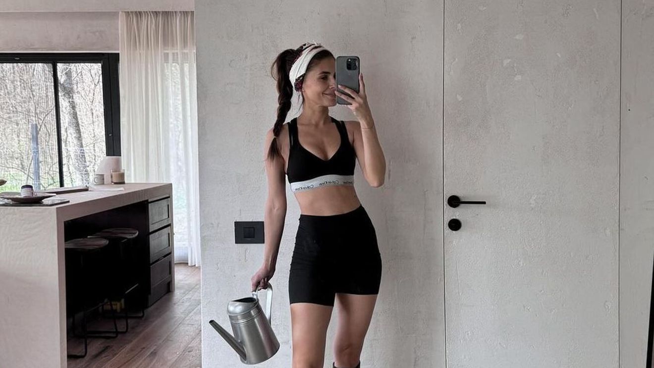 Ea e singura femeie din România care a avut bilet în galeria Olandei la meciul din optimile EURO 2024! Fosta iubită a lui Smiley a atras toate privirile cu frumusețea ei aparte. GALERIE FOTO