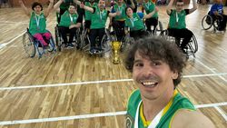 SPECIAL „Îmi place sportul în echipă”! Povestea sportivului paralimpic din Cluj, care dimineața muncește și seara se dedică baschetului