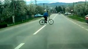 VIDEO Se întâmplă pe șoselele din România: un biciclist beat sare în fața mașinii
