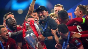 Trofeul Ligii Campionilor a ajuns în Liverpool! FOTO | Ei au ieșit primii din avion :) 