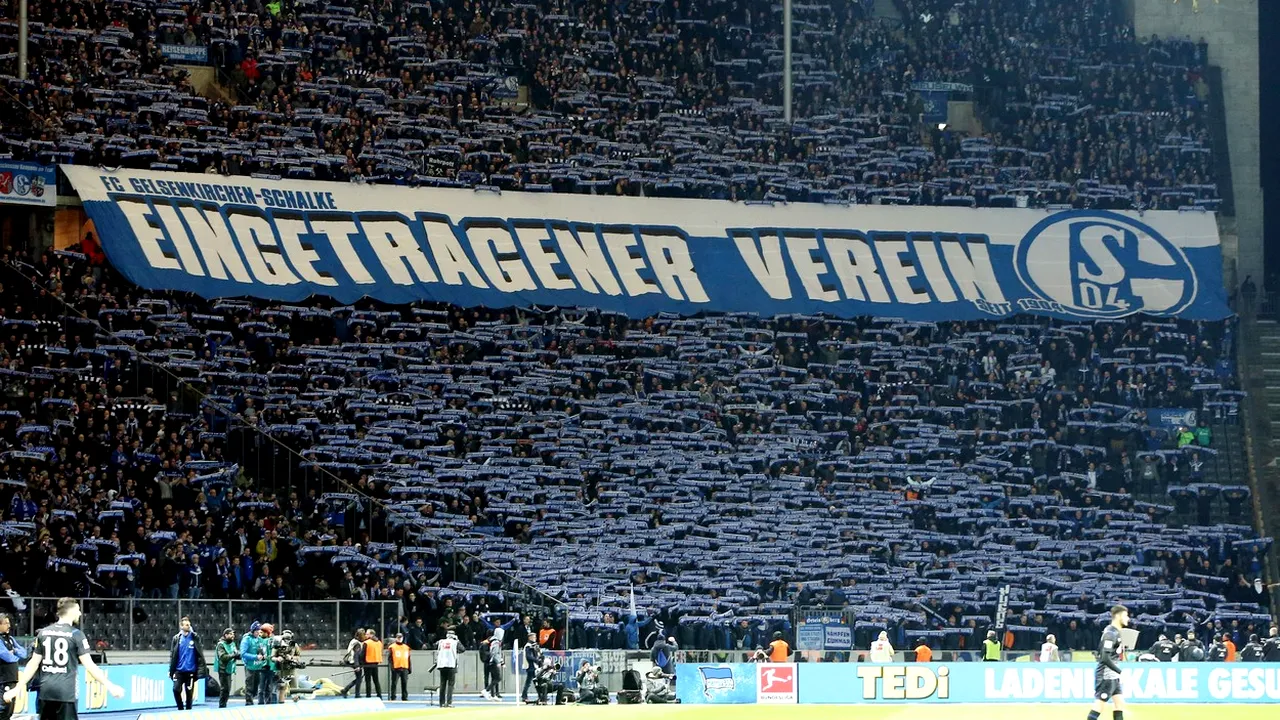 Schalke 04, amendată pentru rasism! Gestul oribil făcut de fani în timpul partidei cu Hertha Berlin