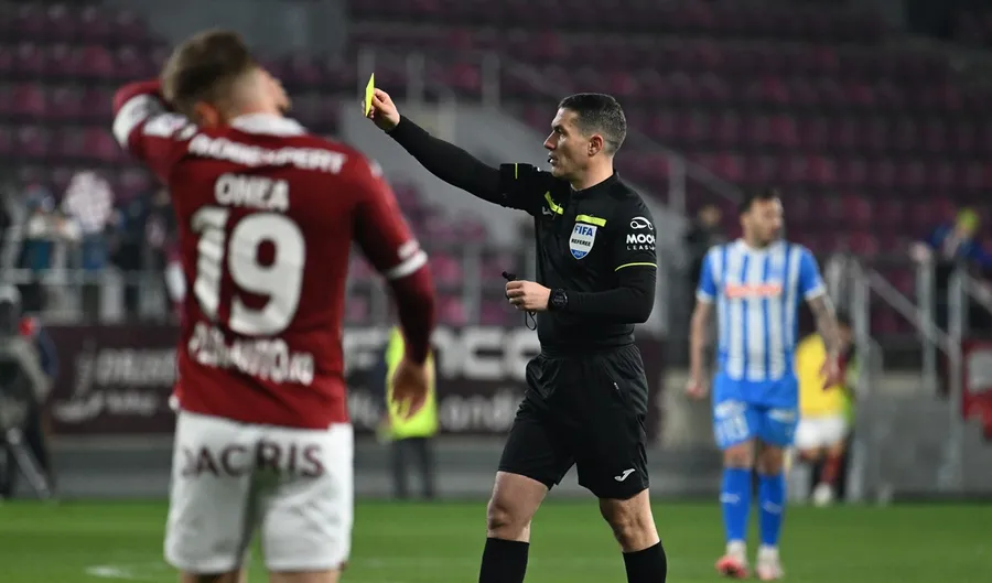 Istvan Kovacs a făcut prăpăd după finalul meciului Rapid - Universitatea Craiova 12. Le-a dat cartonaşe roşii lui Petrila şi unui secund giuleştean şi a fost la un pas să-l elimine şi pe Şumudică