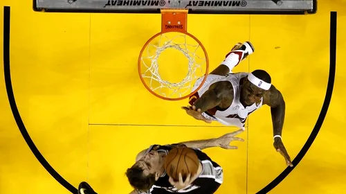 VIDEO: Magie la ambele panouri! LeBron James a reușit unul dintre cele mai spectaculoase capace din istoria recentă a NBA