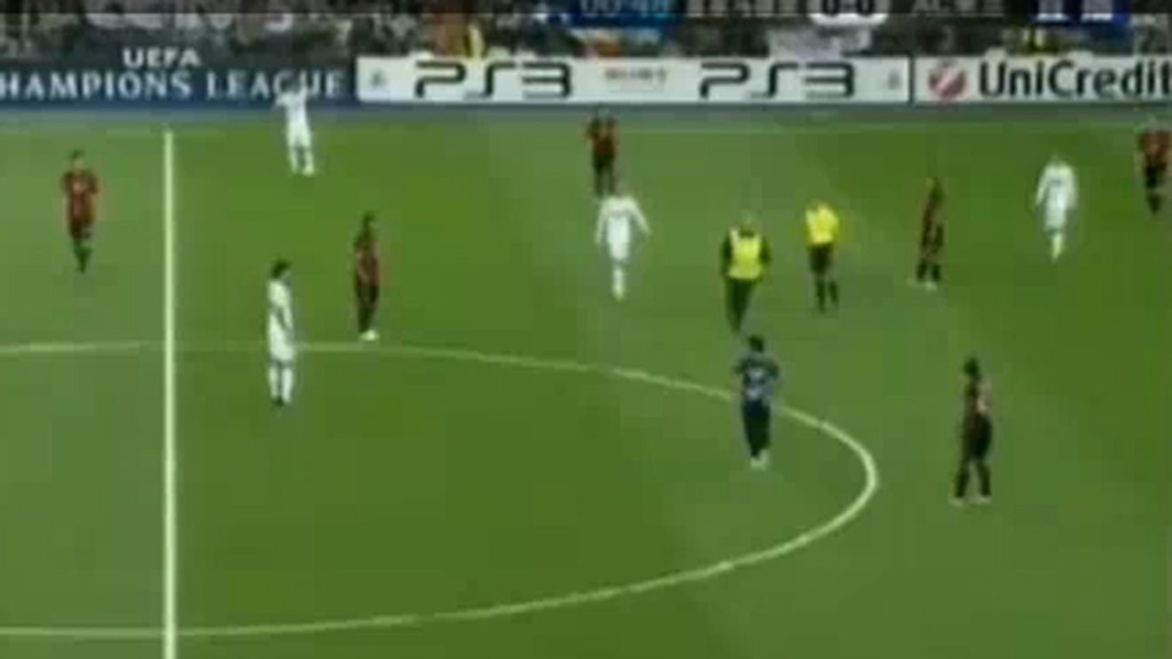 VIDEO Noul "Jimmy Jump" a întrerupt meciul Real-Milan!** Vezi cum a fost "tratat"