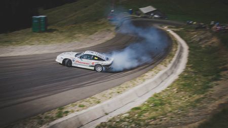 Te-ai întrebat vreodată cum arată o etapă de drift pe circuit montan? Adrenalină, duminică, pe drumul Pojorâta - Rarău 