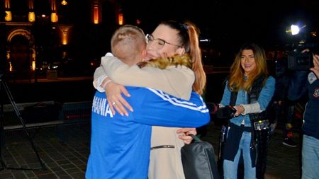 Gestul neașteptat al golgheterului Campionatului Mondial de minifotbal! Și-a surprins iubita la revenirea în România | FOTO