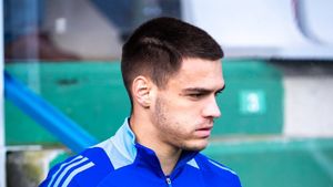 Daniel Paraschiv a făcut anunțul privind revenirea în Superliga, după promovarea cu Oviedo. Marius Lăcătuș nu a fost uitat de spanioli: „Sunt și acum fani care vin la stadion cu tricoul lui”. EXCLUSIV