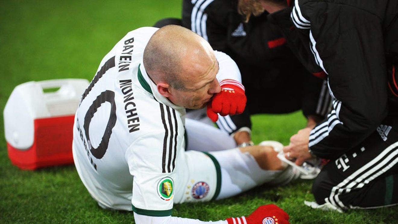 VIDEO: Robben s-a accidentat grav, după ce portarul lui Augsburg i-a pus talpa pe tibie. Olandezul ar putea lipsi câteva luni