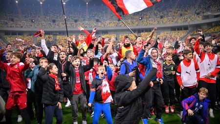 Imagini senzaționale cu Florentin Petre și Zeljko Kopic după Dinamo - CFR Cluj 2-1. Fanii au invadat terenul și a urmat o sărbătoare ca după un trofeu