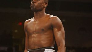 Vernon Forrest, împușcat mortal în cap, într-o benzinărie!