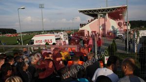 Gică Hagi, taxat de galeria "câinilor" la Dinamo U19 - Viitorul U19! "Regele", apostrofat: "Vânzătorule!"