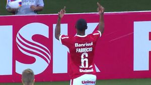 VIDEO | Gestul lui Tănase la adresa fanilor, copiat în Brazilia. Jucătorul a fost eliminat pe loc