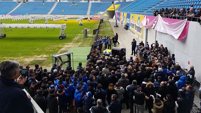 "Fundașul de fier ne apără acum din cer". FOTO | Nicolae Tilihoi a fost condus pe ultimul drum. Fanii olteni i-au cântat la despărțire fostului component al Craiovei Maxima imnul Universității