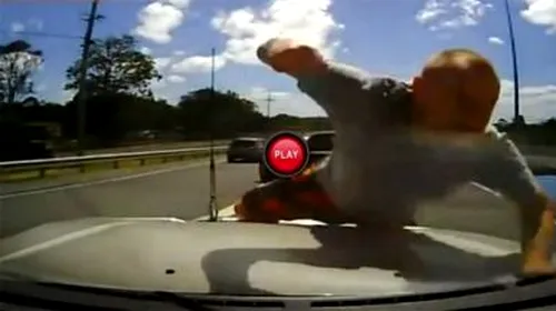 Cel mai NEBUN șofer pe care l-ai văzut vreodată în trafic. VIDEO – Milioane de oameni sunt scandalizați de gestul acestui bărbat!
