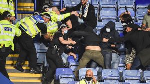 Scandal imens în Anglia! Ultrașii lui Napoli au făcut prăpăd în Europa League. Cum s-a încheiat „războiul” cu Leicester | VIDEO