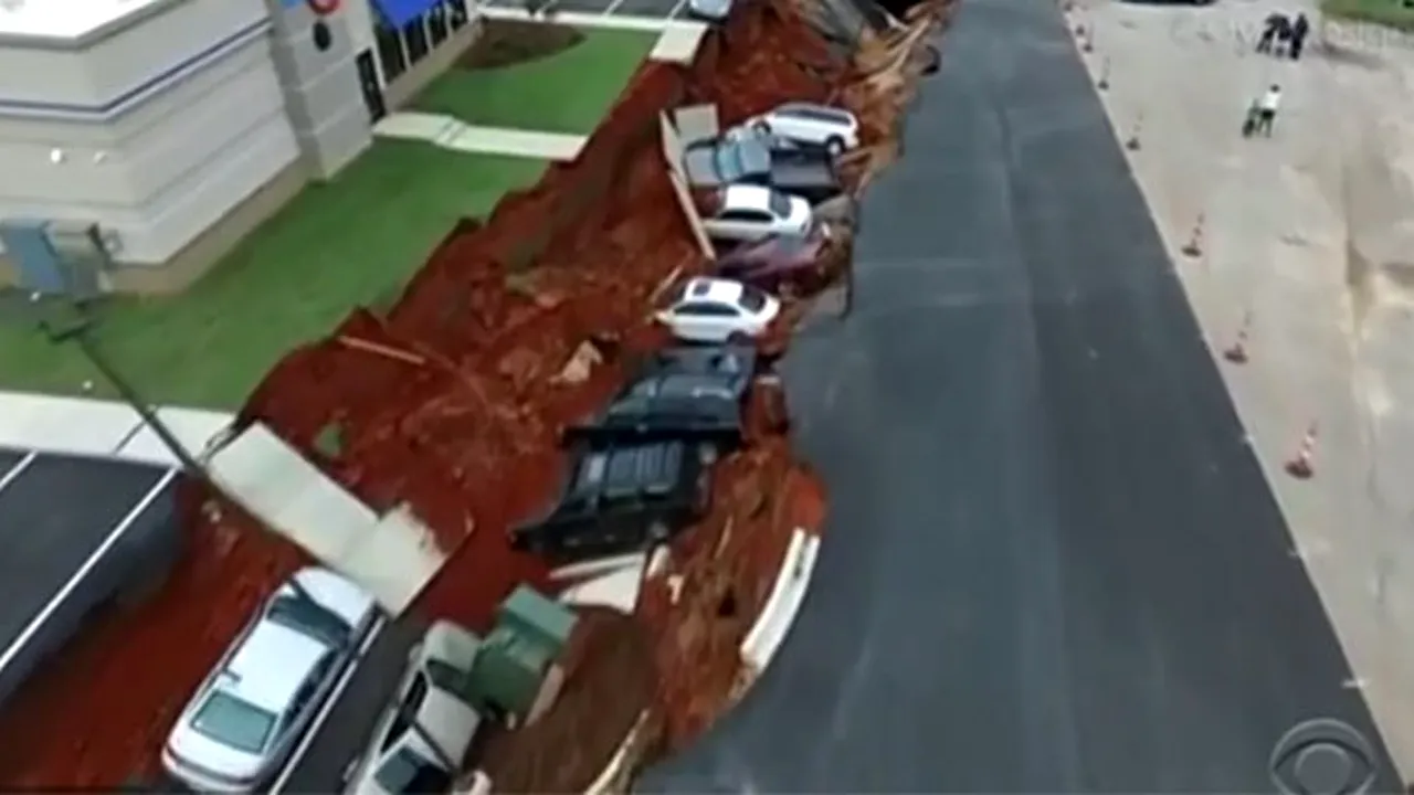 VIDEO | S-a spart o conductă și 12 mașini au picat într-un crater uriaș