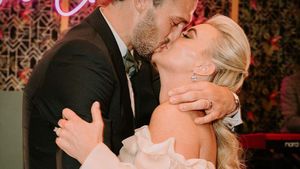 Fotbalistul care și-a făcut de cap în timp ce soția lui se afla în vacanță. Nu a ținut cont că este căsătorit și are trei copii: „A fost șocant”! În trecut, atacantul a fost fotografiat în pat cu două femei