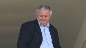 Porumboiu: "Să nu mai vorbească cei care au crecut cu muștele pe la nas"