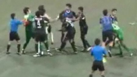 VIDEO S-au bătut ca chiorii!** Van Damme și Chuck Norris ar fi invidioși că nu s-au făcut fotbaliști!