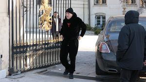 Câți bani a dat Gigi Becali nevoiașilor din fața Palatului. A scos teancuri, teancuri și a făcut plata