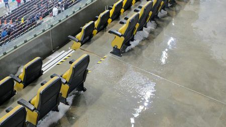 Imaginile ruşinii! Zona VIP de la Arena Națională, stadion de sute de milioane de euro, INUNDATĂ de apa care curge din acoperiş