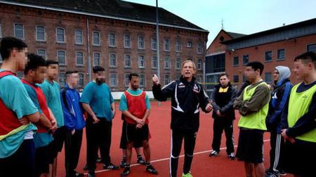 Christoph Daum, la închisoare. Germanul a predat fotbal pentru o zi în fața deținuților: "Băieții nu pot ieși acum, așa că am venit eu"
