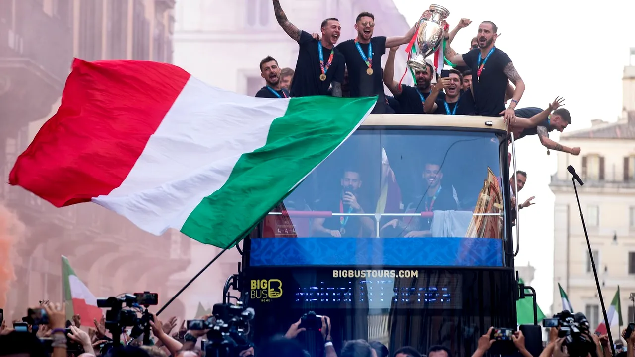 Nebunie în Italia! Sute de mii de suporteri, show nebun alături de jucători, după cucerirea Euro 2020 | VIDEO