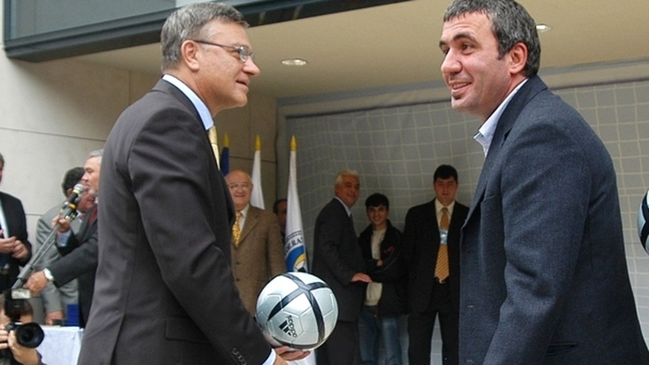 A început operațiunea 'Salvați-l pe Rege'**: "Hagi, președinte"!