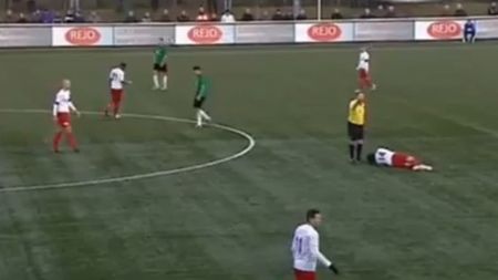 Unic în istoria fotbalului. VIDEO | Un arbitru i-a spart nasul unui jucător. Cum s-a întâmplat