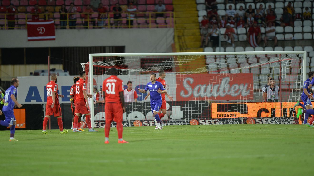 "Lupii, bă":). Imagine genială în timpul partidei Dinamo-ACS Poli. Pe teren era nebunie, în tribune a apărut ea. Ce s-a întâmplat