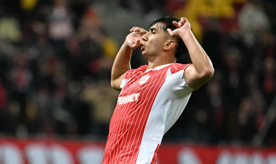 winger-pentru-istorie-ce-fotbalisti-au-concurat-echipa-sezonului-benzile-atacului-de-la-ce-club-provin-castigatorii
