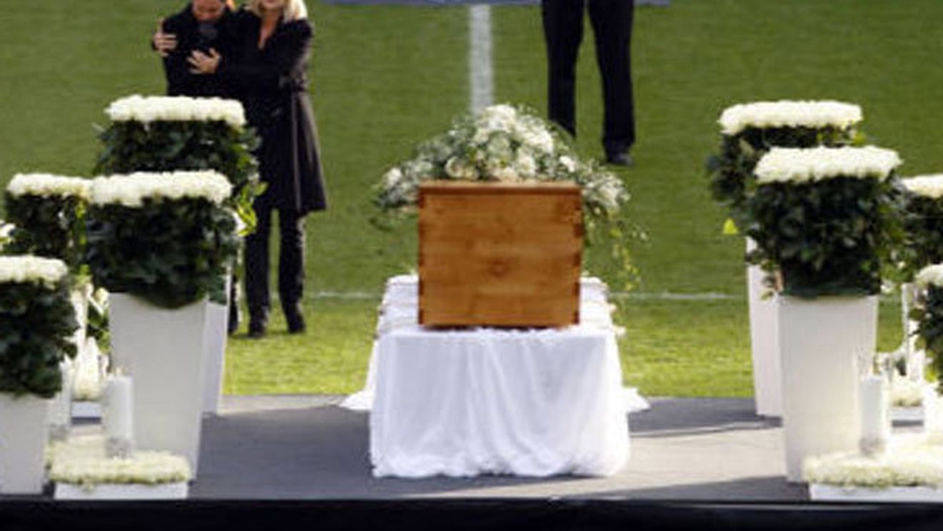 ȘOCANT!** A urinat pe mormântul lui Enke!