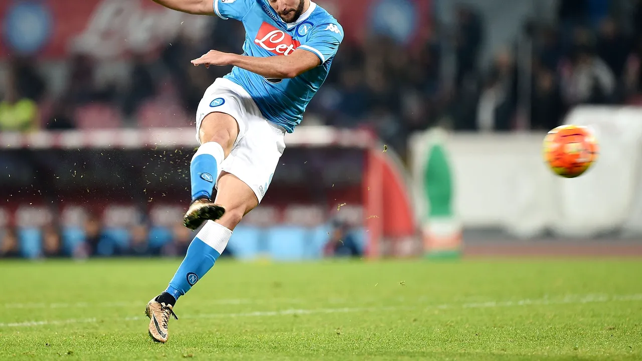 S-a oficializat cel mai spectaculos transfer al verii: Higuain a trădat-o pe Napoli pentru Juventus. Detaliile contractului semnat de argentinian