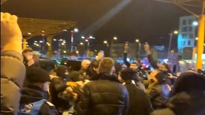Atmosferă incredibilă la aeroport! Suporterii au sărbătorit calificarea celor de U BT Cluj Napoca în optimile Basketball Champions League | VIDEO